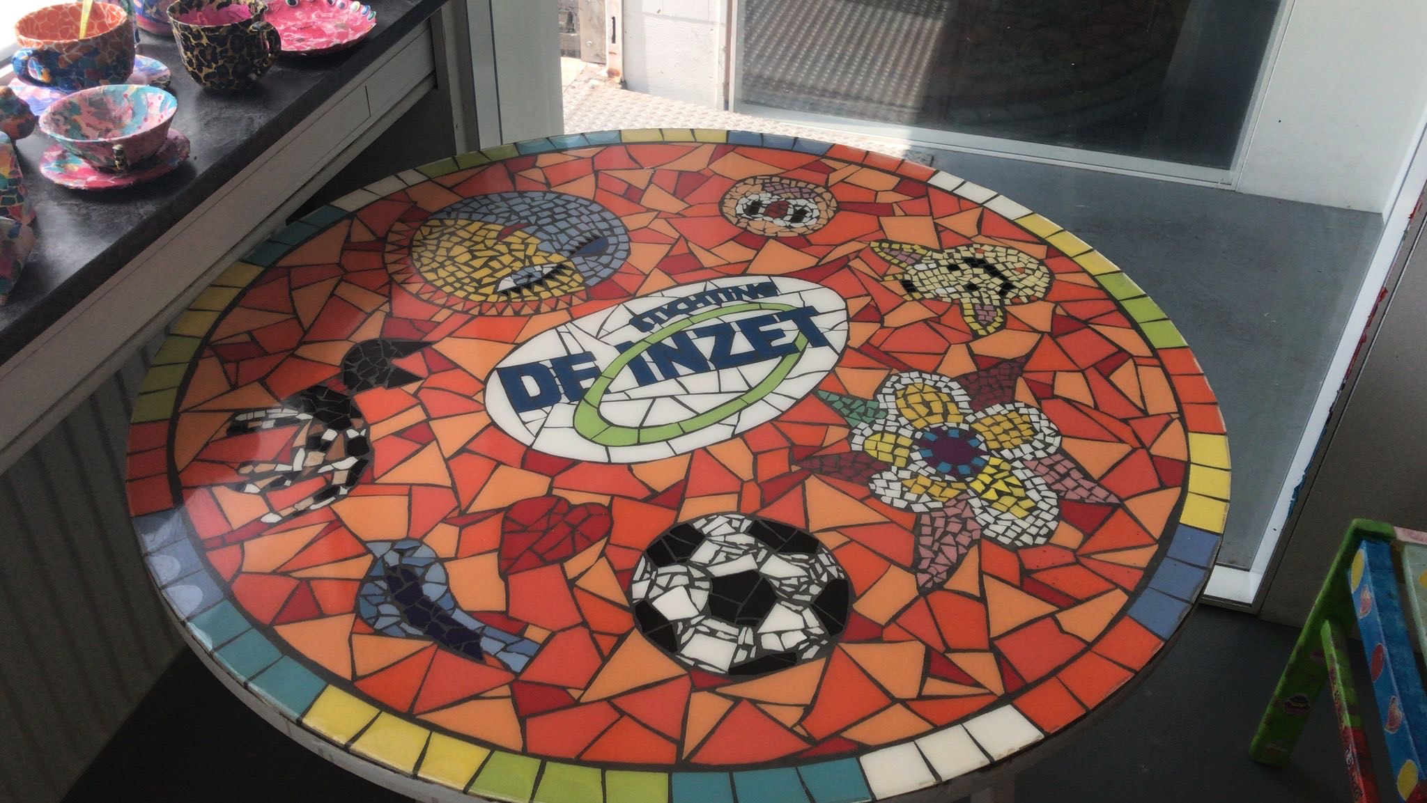 De Inzet mozaïek vloer met sportballen